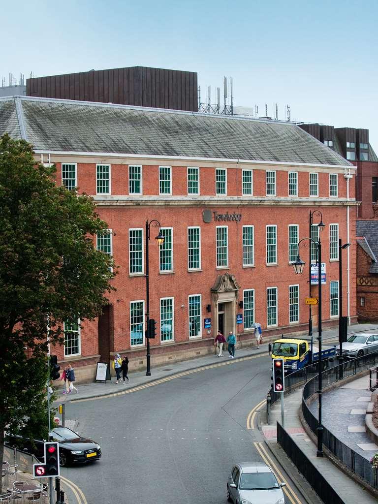 Travelodge Chester Central Экстерьер фото