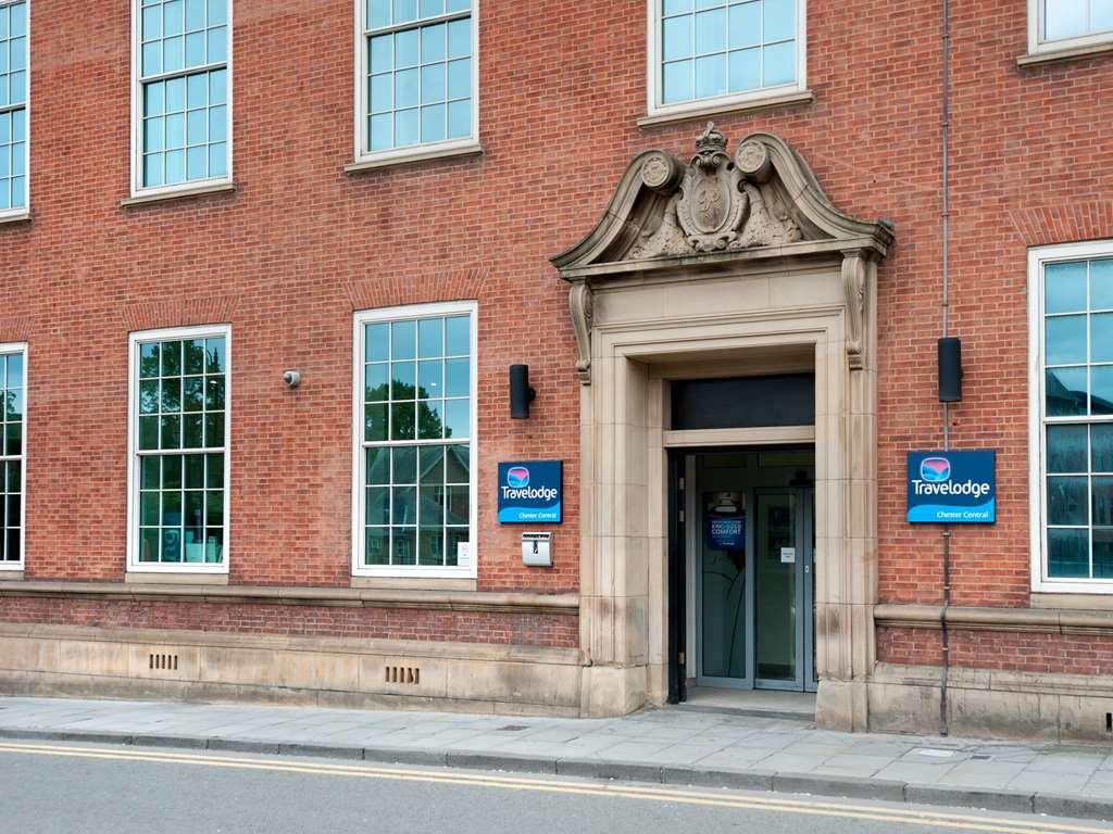 Travelodge Chester Central Экстерьер фото